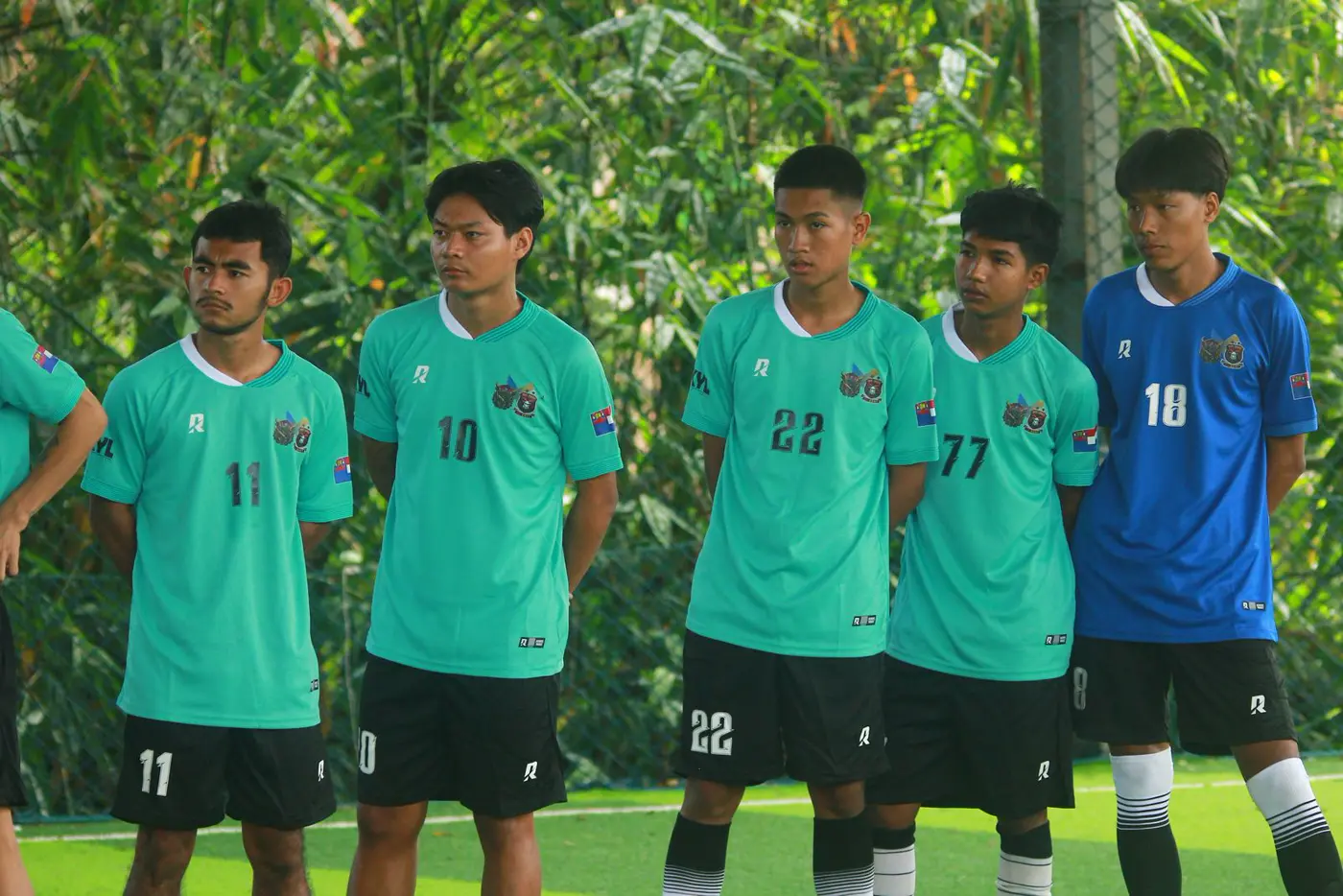Equipa de futebol alinhada com o equipamento de jogo