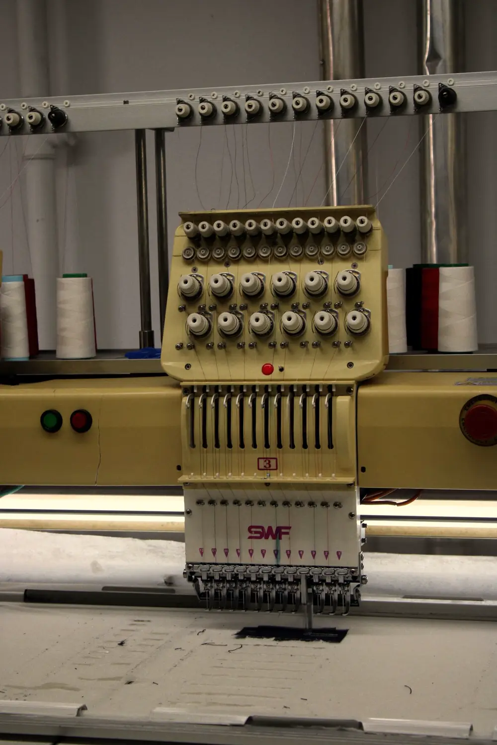 Máquina de bordado industrial com fios de várias cores