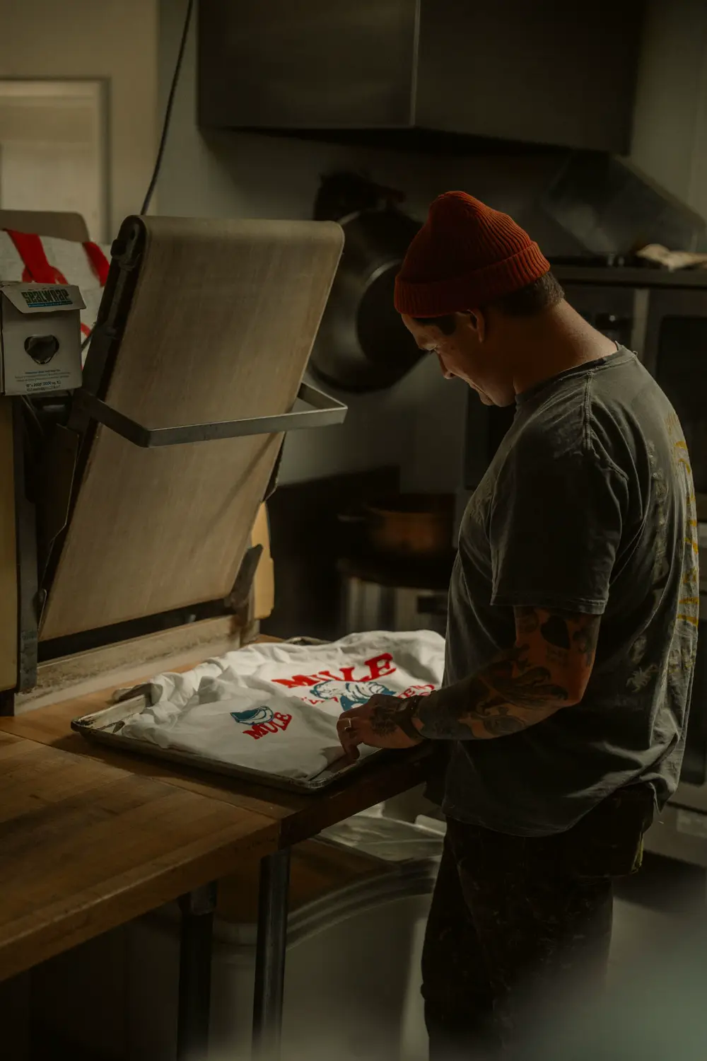 Personalização de uma t-shirt em prensa térmica